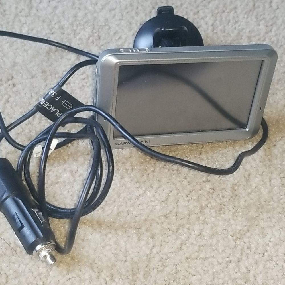 Garmin Nuvi w/ Car Charger & Mount